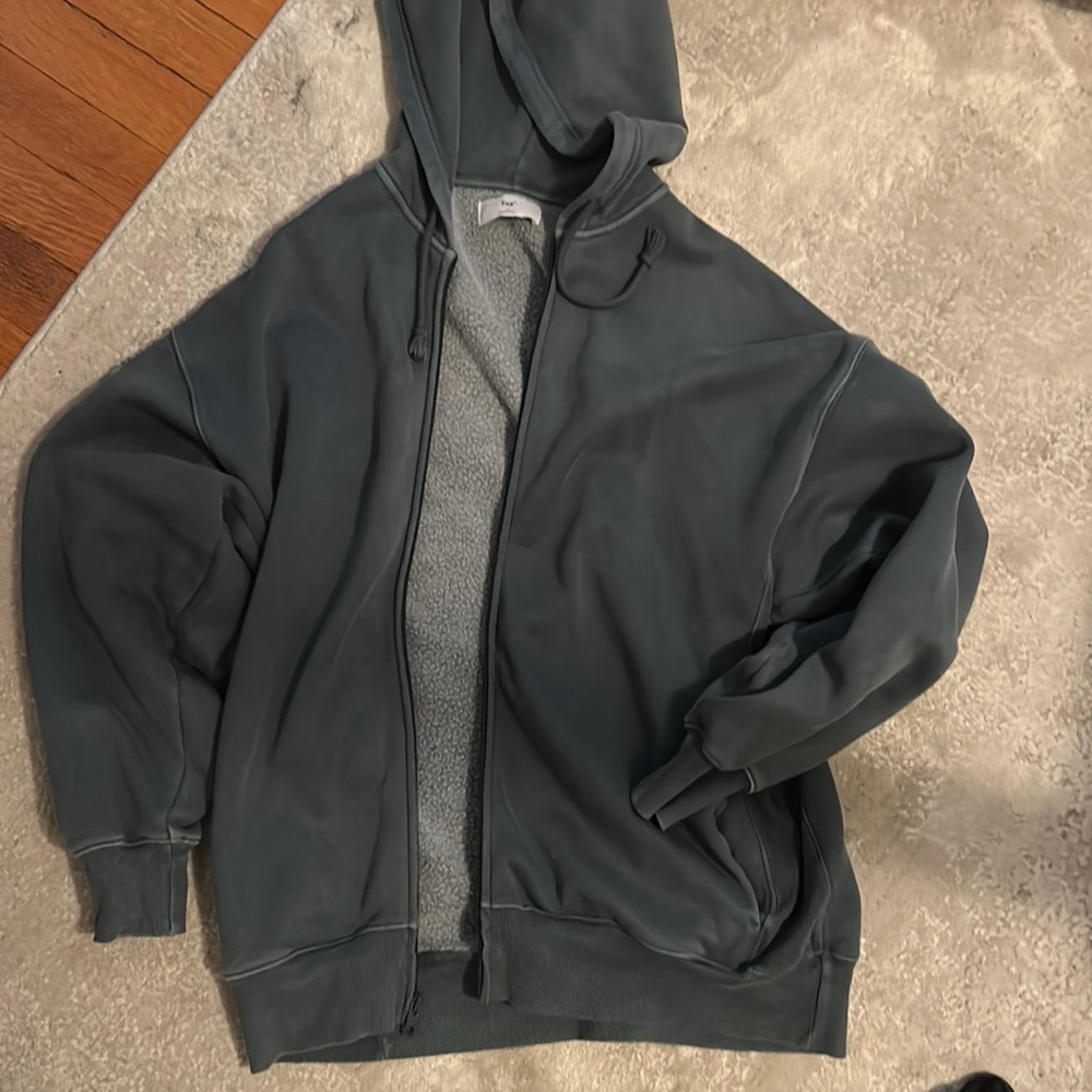 Aritzia zip up hoodie